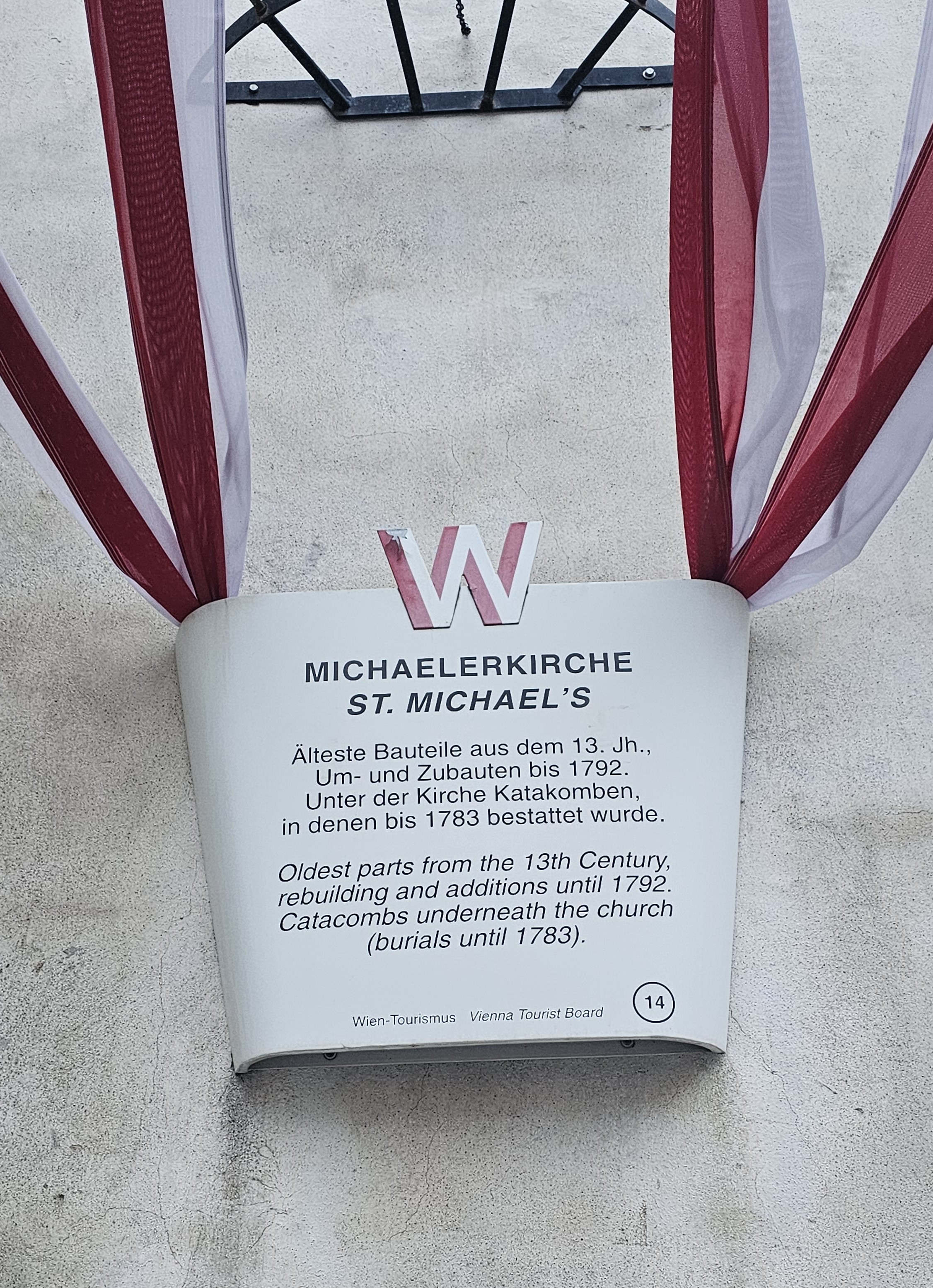 Tafel der Aktion „Wien – Eine Stadt stellt sich vor“ Michaelerkirche