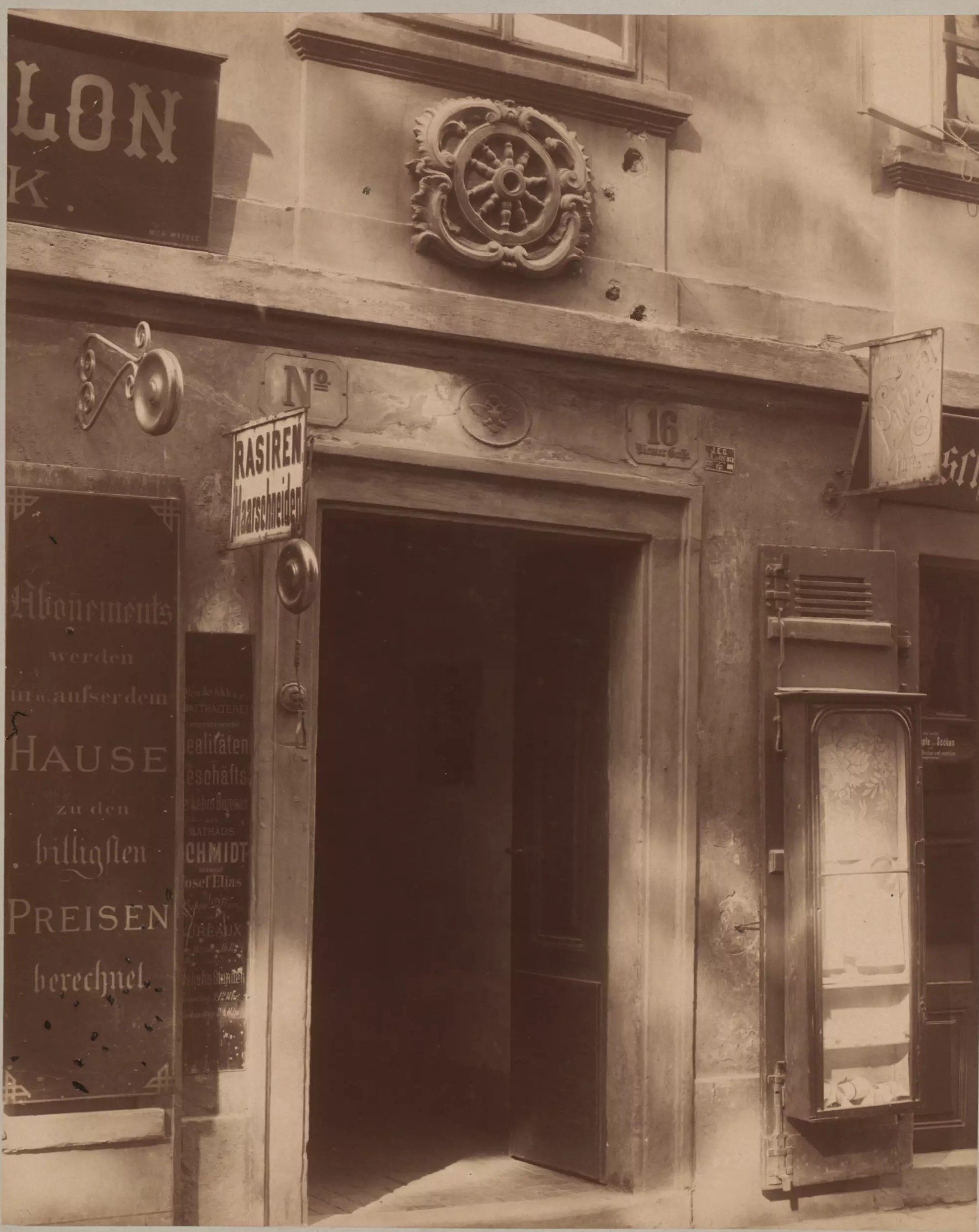 Zum schwarzen Radl, Portal mit Hauszeichen um 1902 [4]