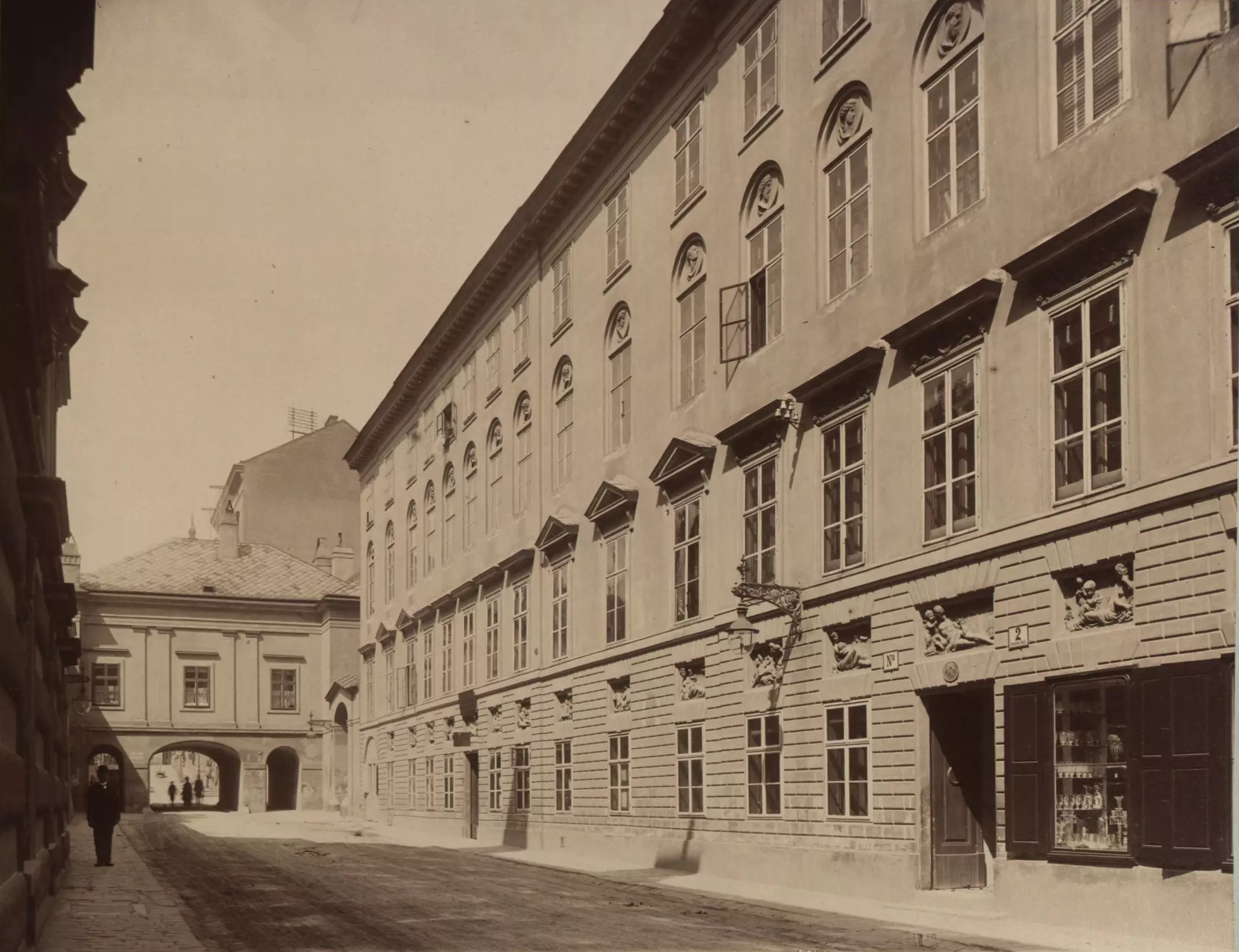 Trautsongasse 2-4, blick von der Auerspergstraße, um 1902[12]