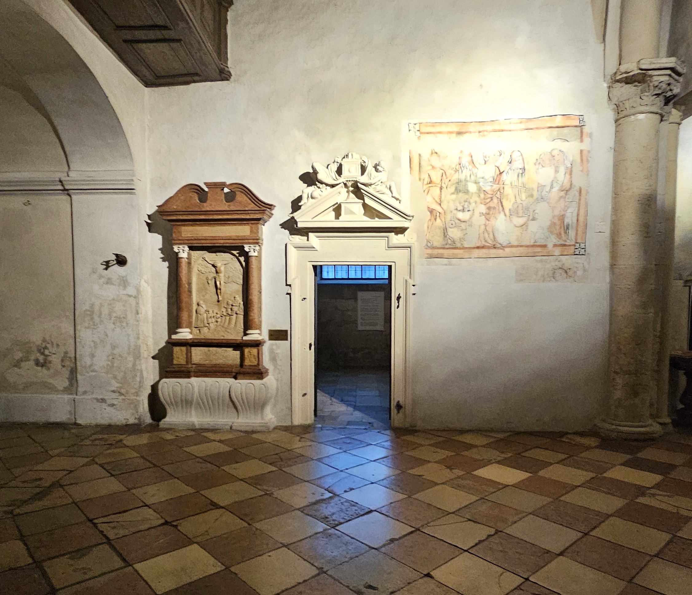 Zugang, Fresko und Grabstein