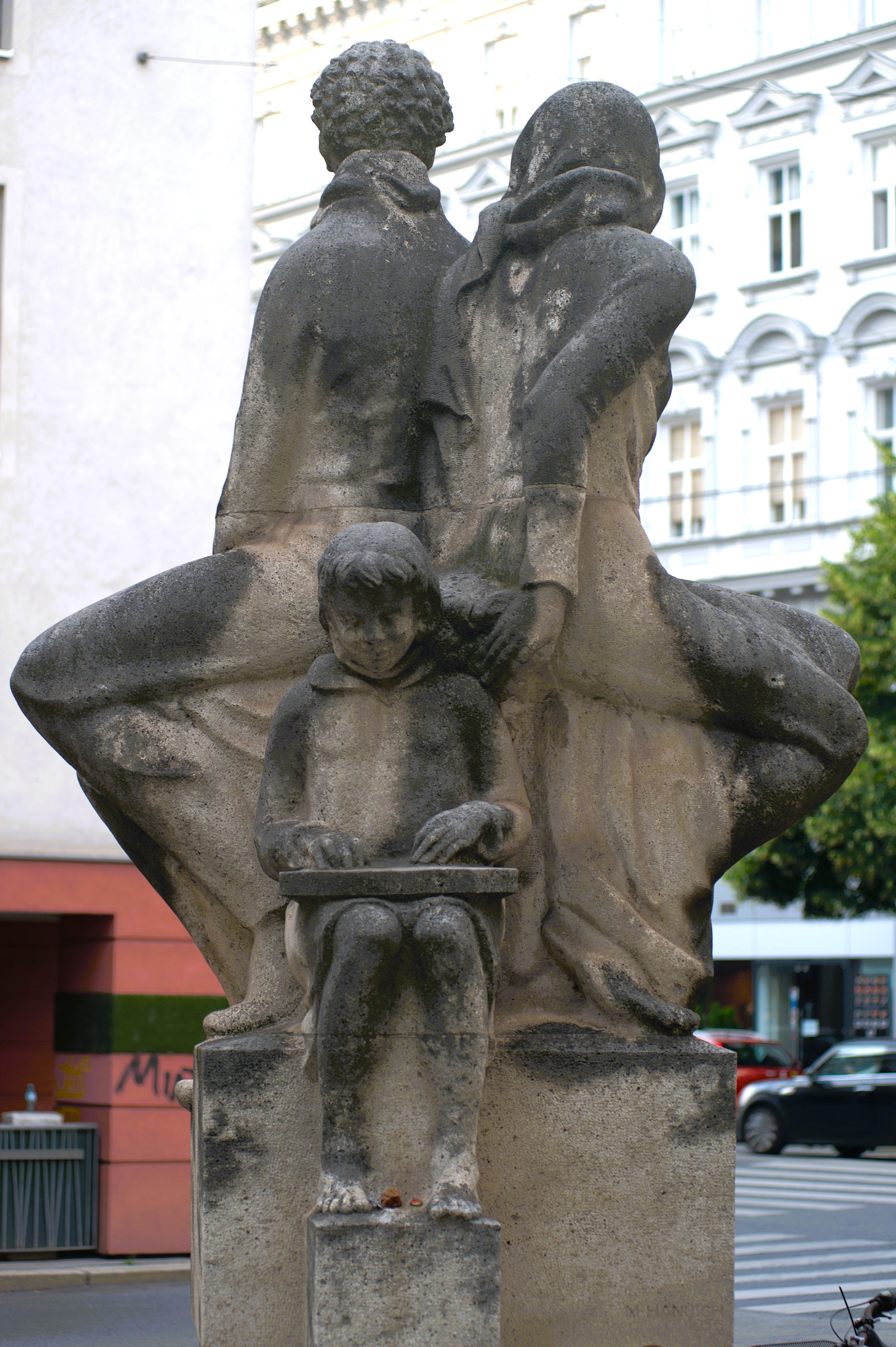 Die Familie - Natursteinplastik v. Margarete Hanusch_Rückseite[2]