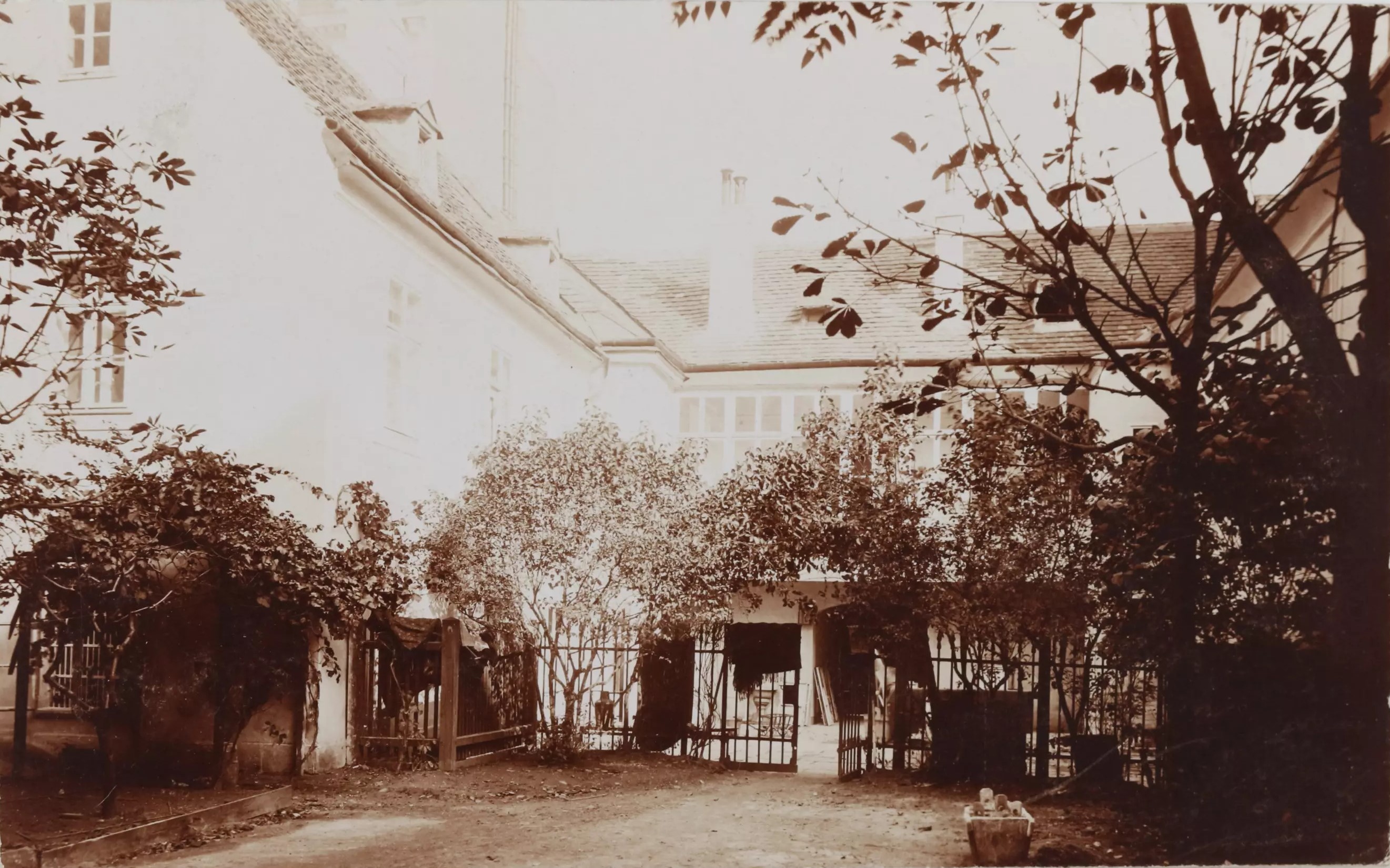 Innenhof, 1906 [9]