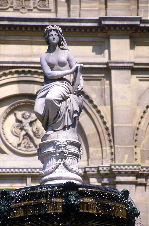 Datei:174R30000588 Stadt, Oper, Fassade, Brunnenfigur.jpg